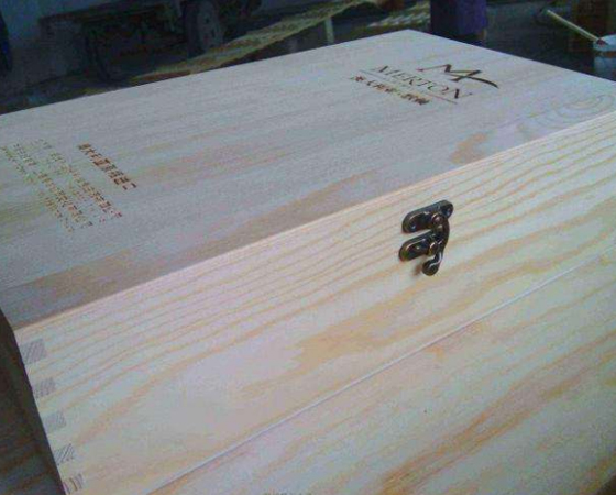 6364203758636341175850164.jpg 红酒酒盒激光打标机大气美观